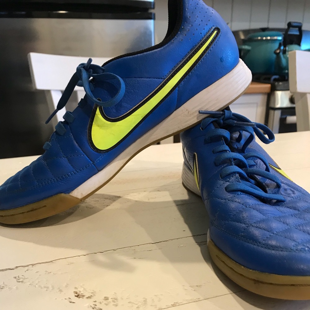 NIKE TIEMPO INDOOR SOCCER SHOE